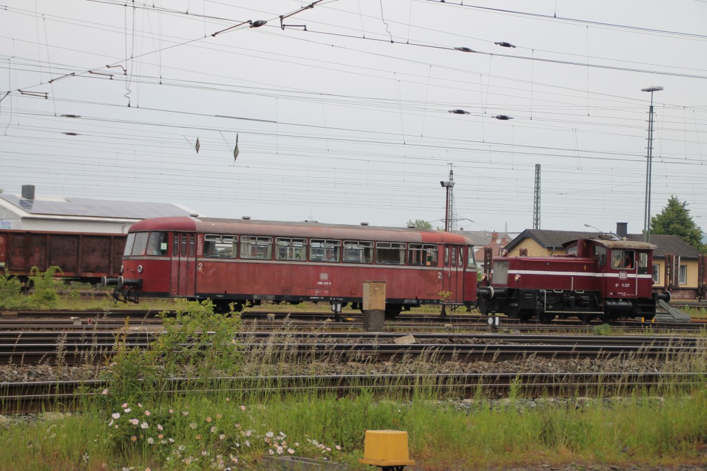 Am 25.05.2015 rangieren die Oberhessischen Eisenbahnfreunde mit einer Köf III und 996 310 durch den Bahnhof Gießen.