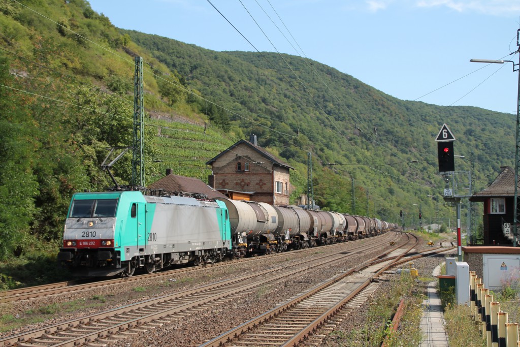 Für mächtig Lärm auf der rechten Rheinstrecke sorgte 186 202 mit ihrem Kesselzug, aufgenommen am 30.06.2015 in Kaub.