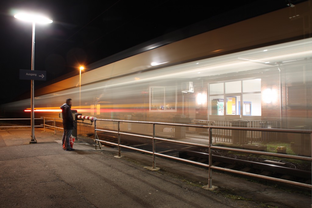 Ein LINT der HLB verlässt den Bahnhof Dutenhofen, aufgenommen am 27.02.2016.
