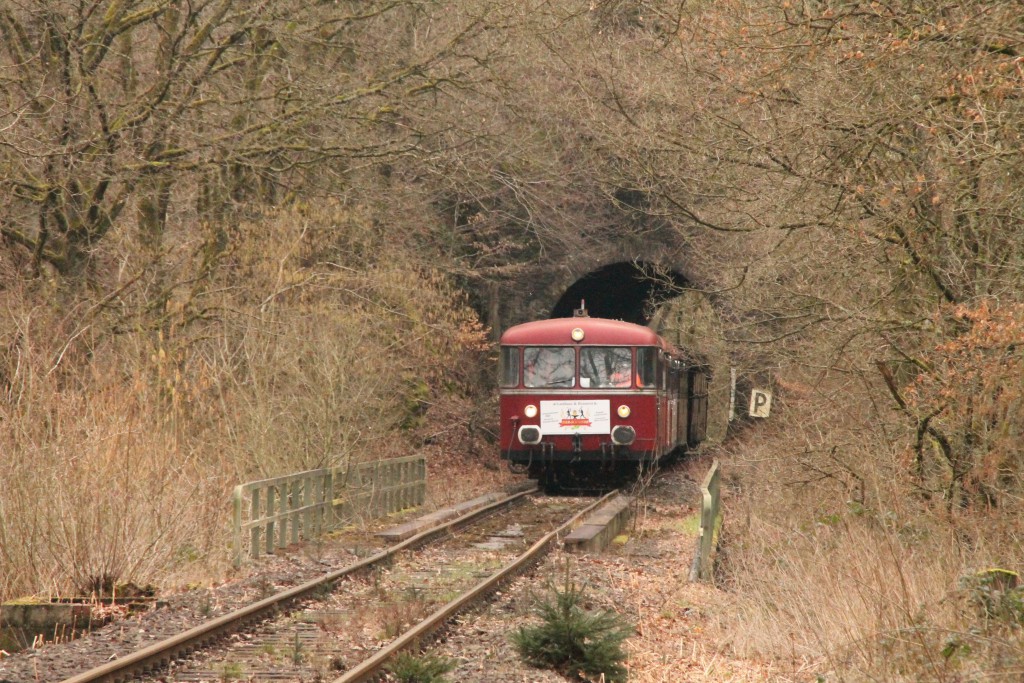 Im Bahnhof Siershahn warten 998 880, 998 250, 798 818, 798 622 und 796 724 verlassen den Seifener Tunnel auf der Holzbachtalbahn, aufgenommen am 06.03.2016.