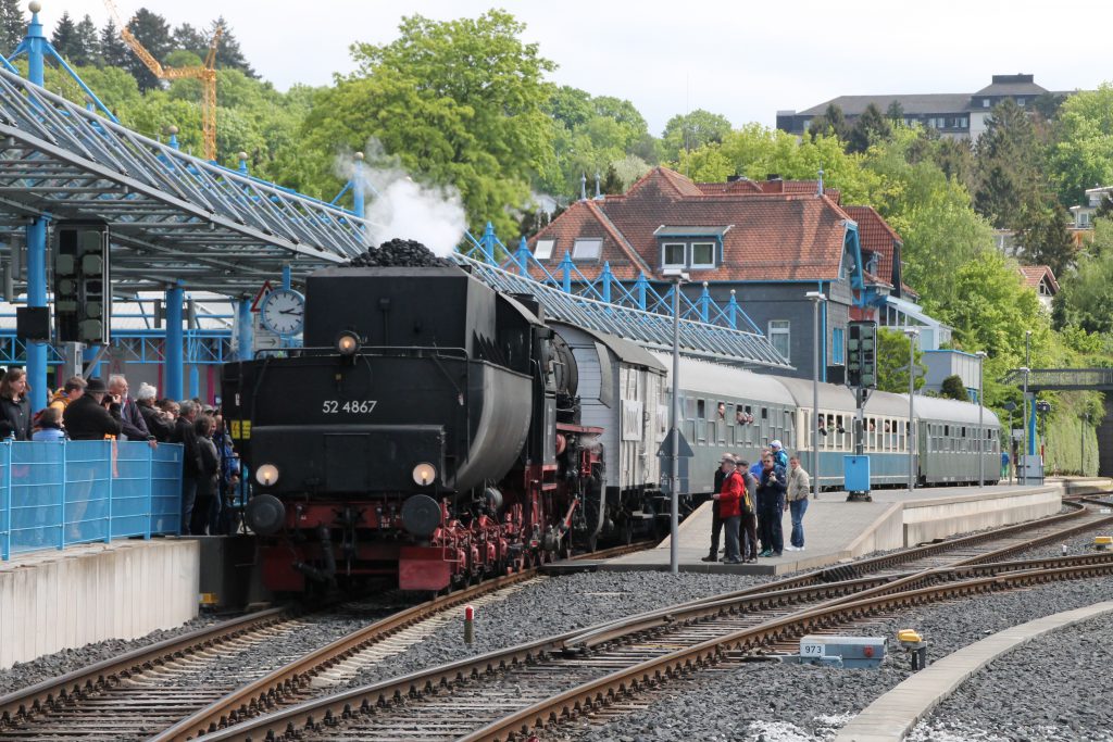 52 4867 steht mit ihrem Zug abfahrbereit im Bahnhof Königstein, aufgenommen am 15.05.2016.