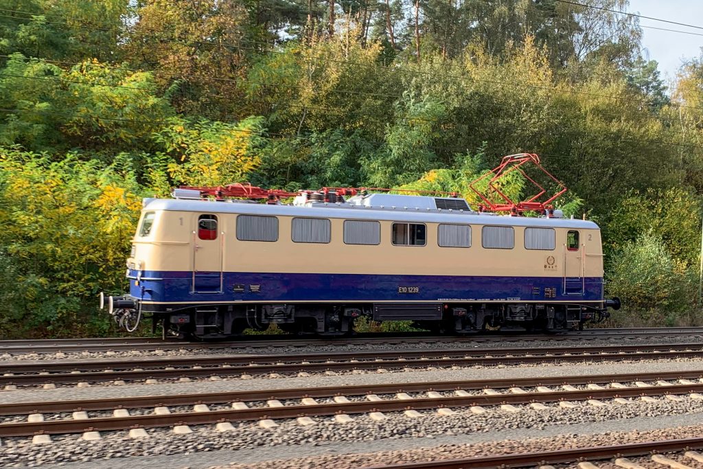 E10 1239 steht im Bahnhof GießenBergwald, aufgenommen am