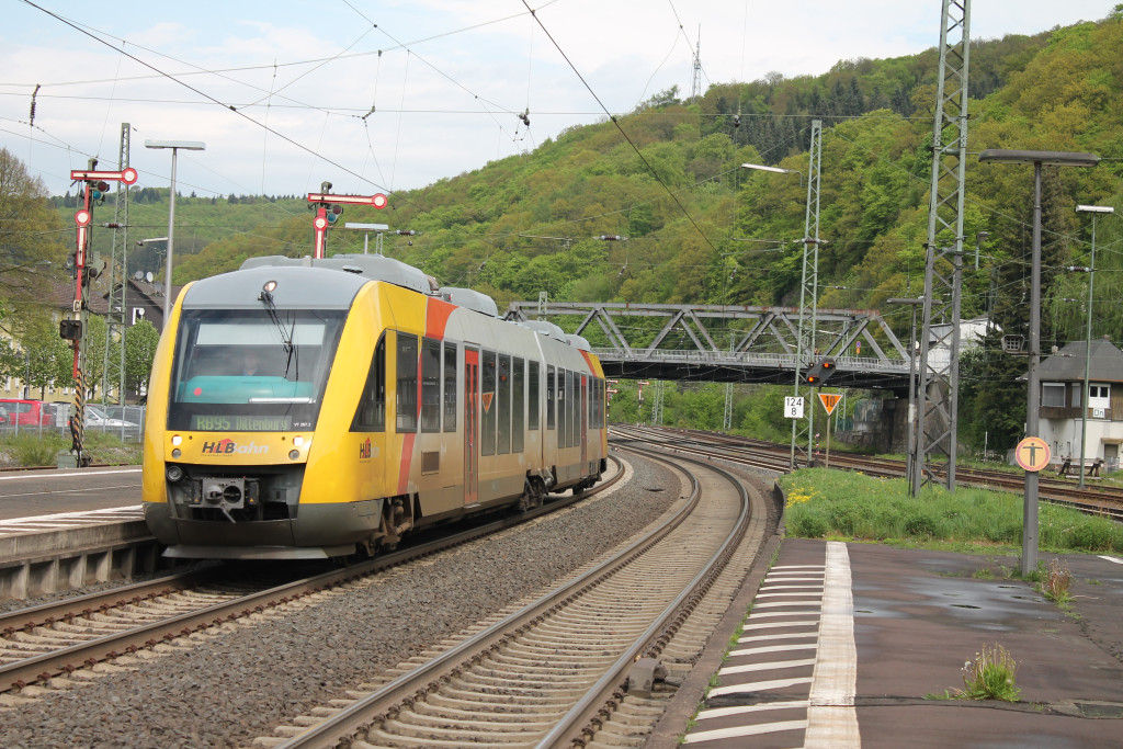 Ein LINT der HLB fährt am 05.05.2015 auf der Dillstrecke in den Bahnhof Dillenburg ein.
