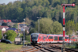 642 064 und zwei weitere Desiros fahren in den Bahnhof Glauburg-Stockheim ein, aufgenommen am 06.05.2016.