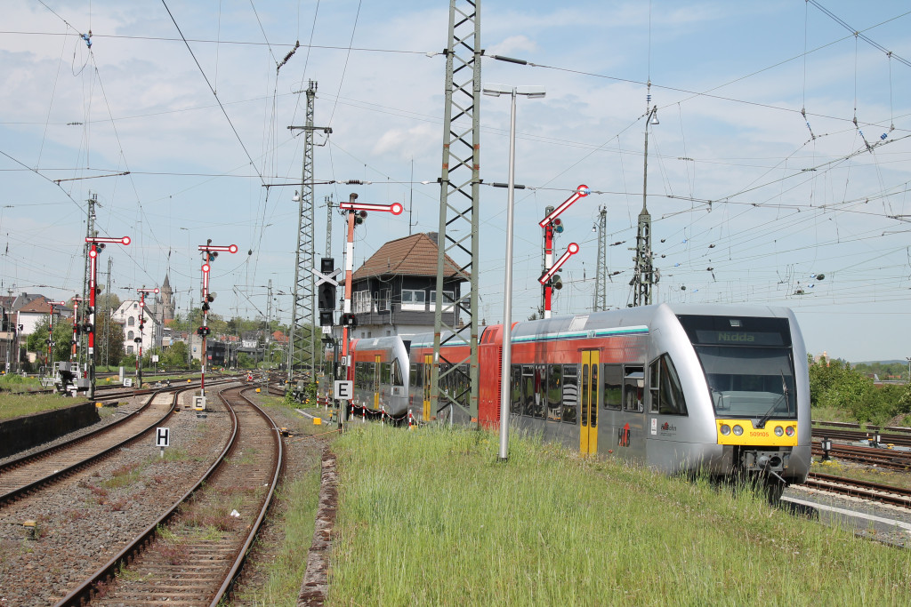 Eine Doppeltraktion aus GTW der HLB fahren am 05.05.2015 über die Horlofftalbahn aus dem Bahnhof Friedberg aus.