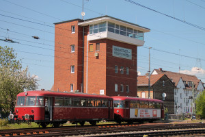 798 818 und 998 880 am Stellwerk in Darmstadt-Kranichstein, aufgenommen am 07.05.2016.