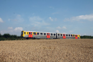 Ein VT2E der HLB zwischen den Kornfeldern bei Usingen auf der Taunusbahn, aufgenommen am 27.07.2016.