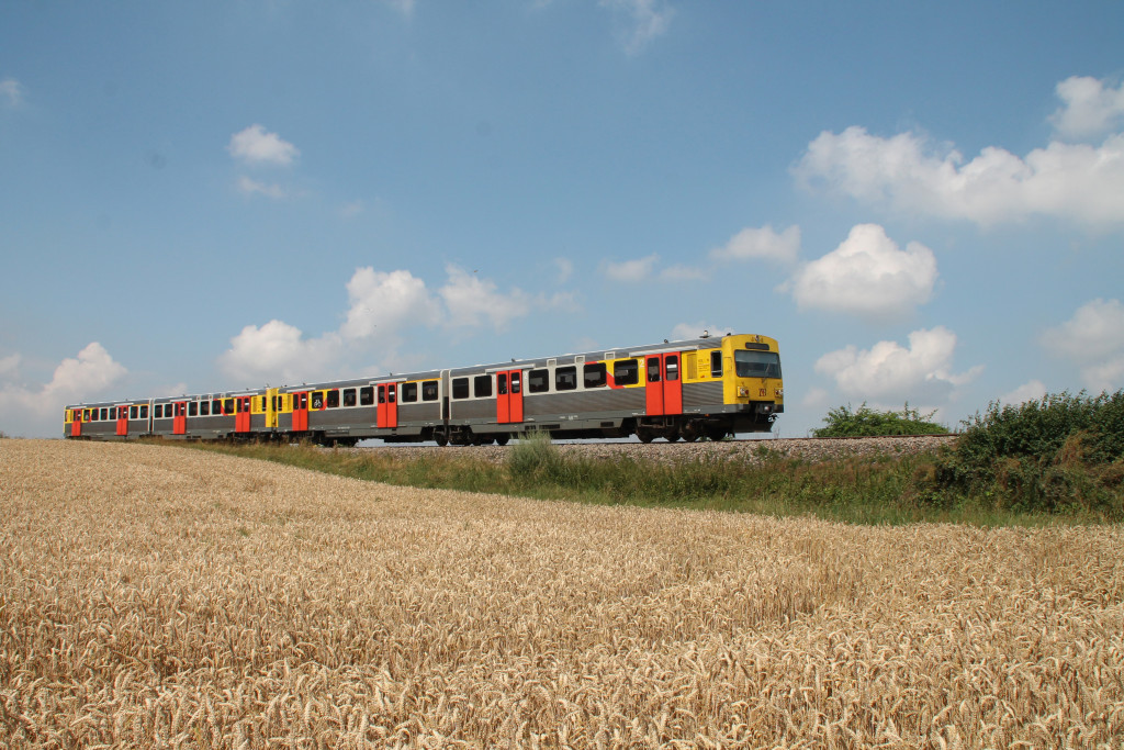 Zwei VT2E der HLB an den Kornfeldern bei Wehrheim auf der Taunusbahn, aufgenommen am 27.07.2016.