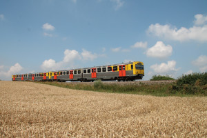 Zwei VT2E der HLB an den Kornfeldern bei Wehrheim auf der Taunusbahn, aufgenommen am 27.07.2016.