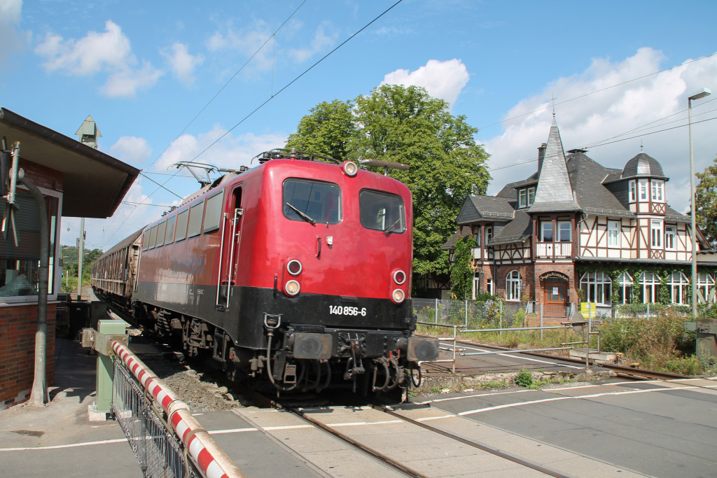 140 856 durchquert mit ihrem Güterzug den Bahnhof Dutenhofen auf der Dillstrecke, aufgenommen am 30.07.2016.