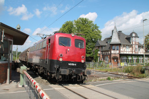 140 856 durchquert mit ihrem Güterzug den Bahnhof Dutenhofen auf der Dillstrecke, aufgenommen am 30.07.2016.
