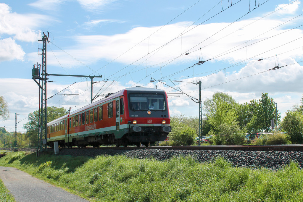 628 223 bei Eschhofen auf der Lahntalbahn, aufgenommen am 06.05.2015.