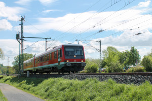 628 223 bei Eschhofen auf der Lahntalbahn, aufgenommen am 06.05.2015.