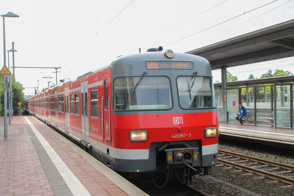 420 457 erreicht den Bahnhof Siegburg auf der Siegstrecke, aufgenommen am 11.08.2016.