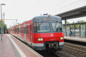 420 457 erreicht den Bahnhof Siegburg auf der Siegstrecke, aufgenommen am 11.08.2016.