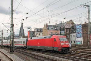 101 027 bei der Durchfahrt in Köln-Hansaring, aufgenommen am 11.08.2016.