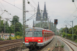 420 486 verlässt die Hohenzollernbrücke und erreicht Köln-Deutz, aufgenommen am 11.08.2016.