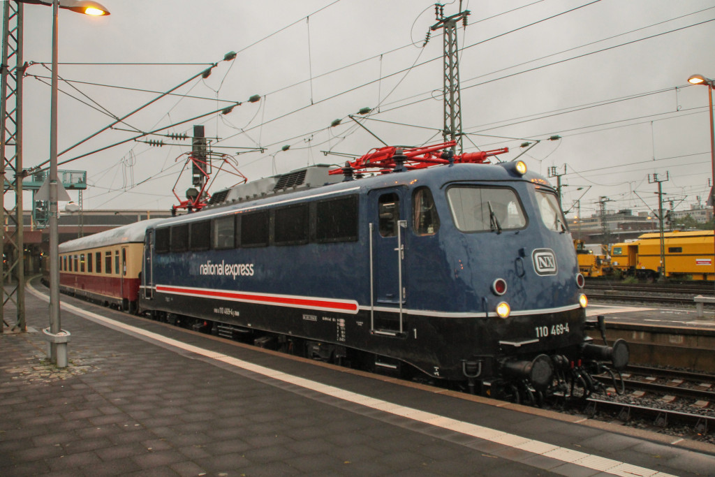 110 469 hält mit ihrem Rheingold-Sonderzug den Hauptbahnhof Düsseldorf, aufgenommen am 11.08.2016.