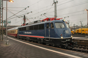 110 469 hält mit ihrem Rheingold-Sonderzug den Hauptbahnhof Düsseldorf, aufgenommen am 11.08.2016.