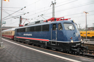 110 469 verlässt mit ihrem Rheingold-Sonderzug den Hauptbahnhof Düsseldorf, aufgenommen am 11.08.2016.