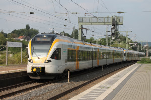 Zwei FLIRT der Eurobahn erreichen Wuppertal-Vohwinkel, aufgenommen am 13.08.2016.