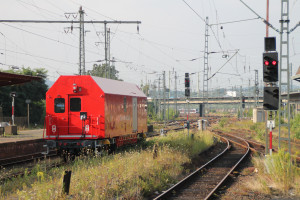 Ein Hilfsgerätewagen steht in Hagen Hbf, aufgenommen am 13.08.2016.