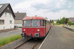 996 677, 996 310 und 798 829 halten am Haltepunkt Mainzlar auf der Lumdatalbahn, aufgenommen am 25.05.2015.