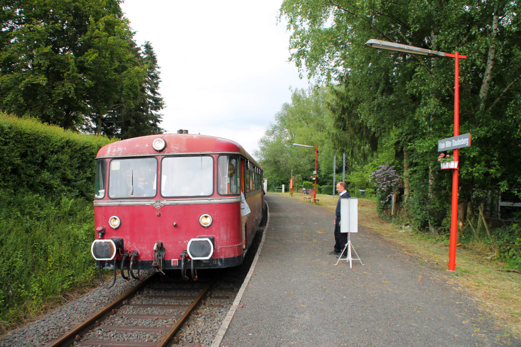 996 677, 996 310 und 798 829 der OEF halten am Haltepunkt Daubringen auf der Lumdatalbahn, aufgenommen am 25.05.2015.