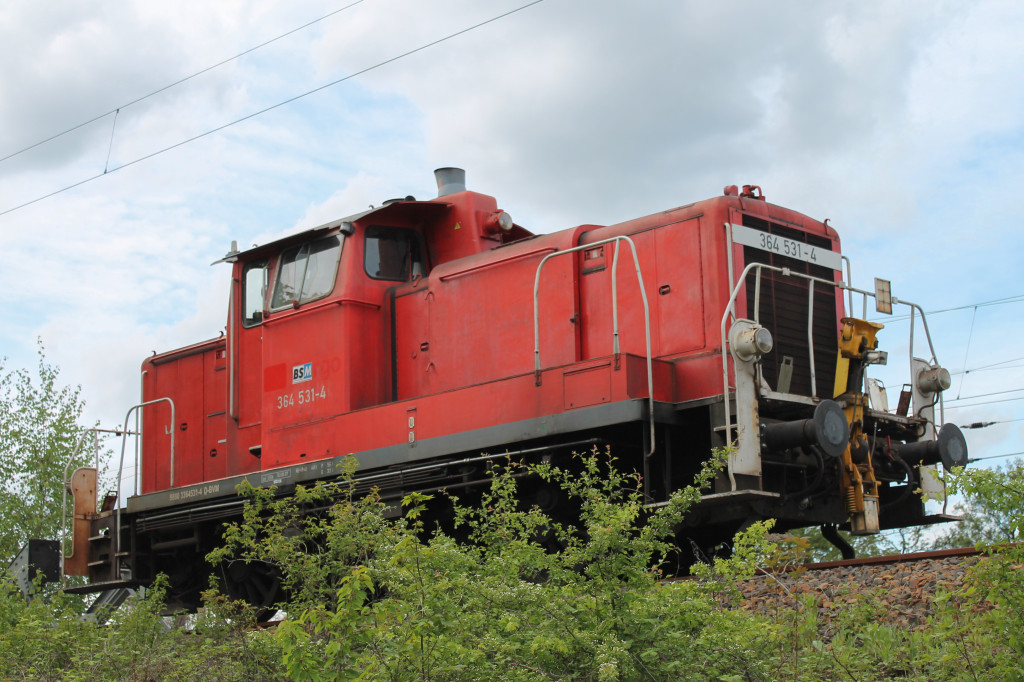 364 531 steht im Güterbahnhof Wetzlar, aufgenommen am 04.05.2015.