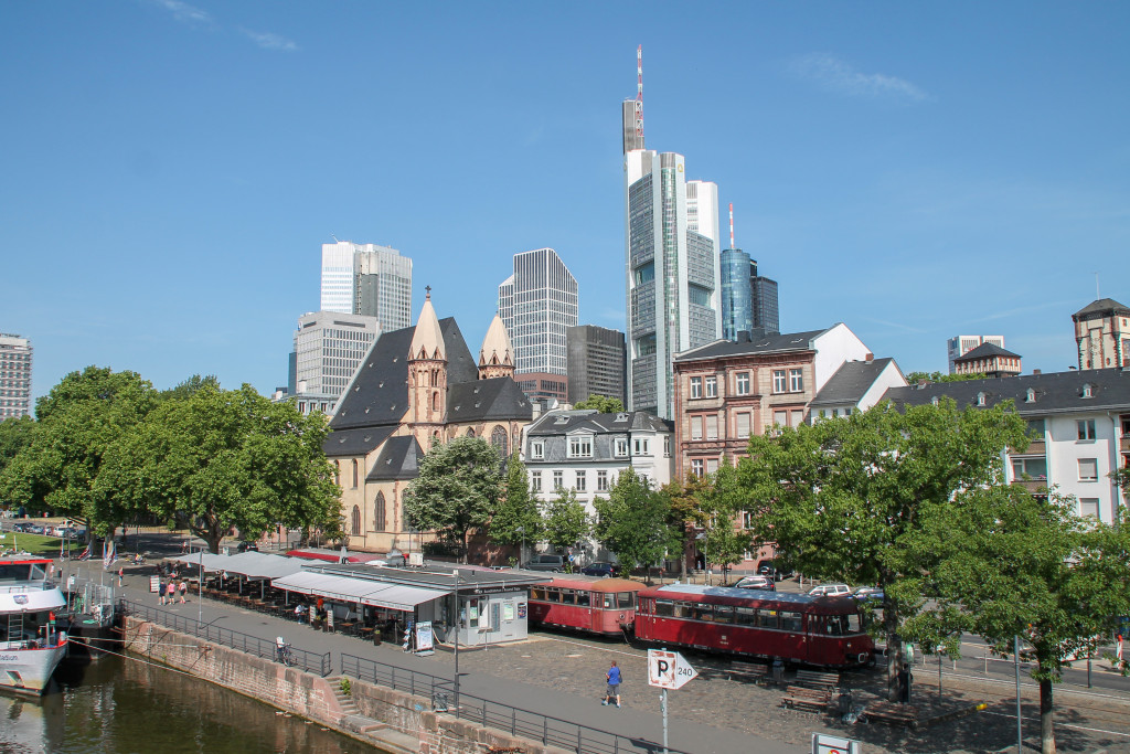 798 829, 998 184, 798 589 und 996 677 halten in der Nähe vom Eisernen Steg in Frankfurt auf der Hafenbahn, aufgenommen am 14.06.2015.