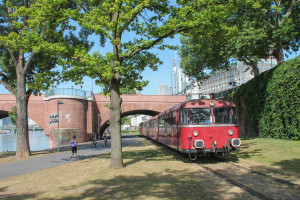 798 829, 998 184, 798 589 und 996 677 durchqueren den Park auf der Hafenbahn in Frankfurt, aufgenommen am 14.06.2015.