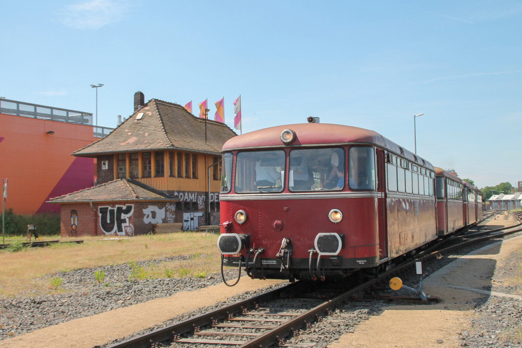 798 829, 998 184, 798 589 und 996 677 am Museumsstellwerk in Frankfurt-Mainkur auf der Hafenbahn in Frankfurt, aufgenommen am 14.06.2015.