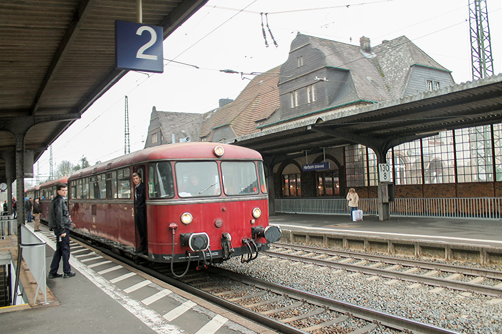 798 829 hält in Herborn auf der Dillstrecke, aufgenommen am 06.12.2014.