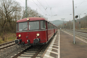 798 829 hält in Haiger auf der Dillstrecke, aufgenommen am 06.12.2014.