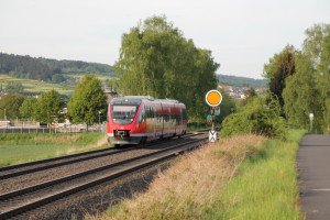 Am 11.05.2015 ist ein TALENT der DB als Regionalexpress nach Koblenz über die Lahntalbahn unterwegs, gerade erreichte er das Einfahrvorsignal der Gegenrichtung von Solms.