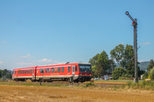 628 235 kurz vor dem Einfahrsignal von Sarnau auf der oberen Lahntalbahn, aufgenommen am 17.08.2016.