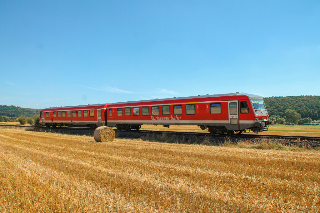 628 226 im Feld bei Sarnau auf der oberen Lahntalbahn, aufgenommen am 17.08.2016.