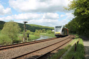 Am 07.05.2015 fährt ein GTW der HLB über die Lahntalbahn nach Limburg. Er erreicht soeben das Einfahrvorsignal von Aumenau.