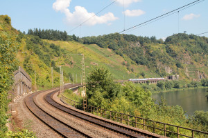 429 127 der DB und ein KISS der CFL verlassen den Prinzenkopftunnel auf der Moselstrecke und befährt das Pündericher Hangviadukt, aufgenommen am 27.08.2016.