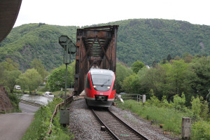 Ein TALENT überquerte am 08.05.2015 die Lahnbrücke am Abzweig Hohenrhein auf der Lahntalbahn und wird gleich den Bahnhof Niederlahnstein erreichen.
