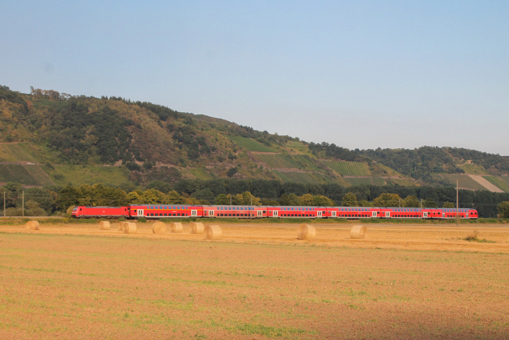 Eine 146 mit einem Zug aus Doppelstockwagen bei Namedy auf der linken Rheinstrecke, aufgenommen am 27.08.2016.
