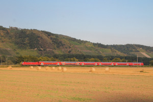 Eine 146 mit einem Zug aus Doppelstockwagen bei Namedy auf der linken Rheinstrecke, aufgenommen am 27.08.2016.