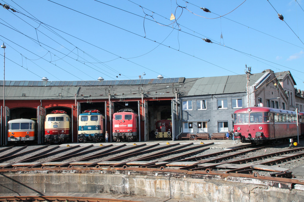 Im Bw Siegen stehen 998 115, 103 226, 141 248, 151 121 und 796 690, aufgenommen am 20.08.2016.