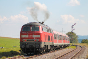 Mit einem V aus Qualm verlässt 218 436 den Bahnhof Döggingen auf der Höllentalbahn, aufgenommen am 10.09.2016.
