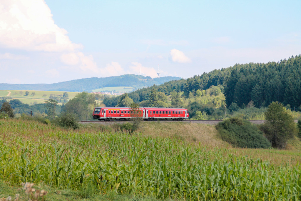 611 015 an einem Maisfeld bei Döggingen auf der Höllentalbahn, aufgenommen am 10.09.2016.