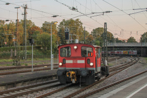 Im Bahnhof Offenburg rangiert 335 131, aufgenommen am 10.09.2016.