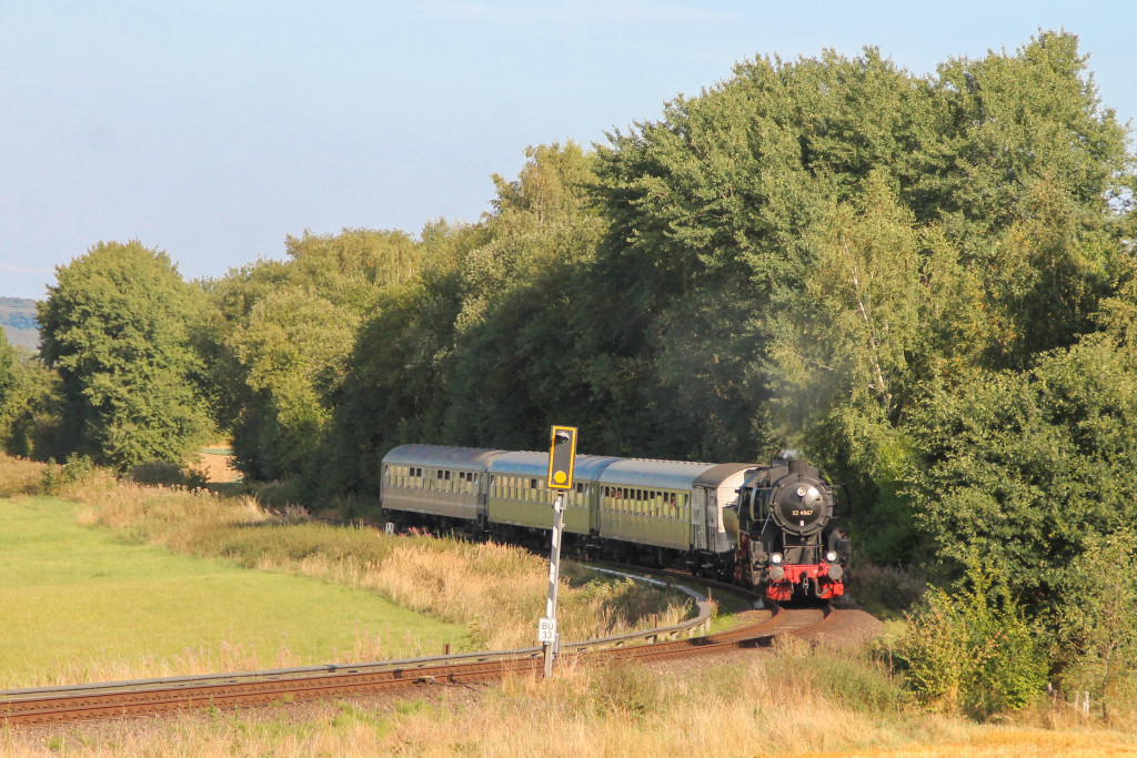 52 4867 vor Neu-Anspach auf der Taunusbahn, aufgenommen am 11.09.2016.