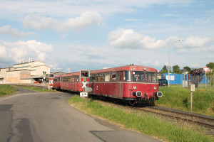 996 677 erreicht am 25.05.2015 mit seiner dreiteiligen Schienenbusgarnitur einen Bahnübergang in Mainzlar auf der Lumdatalbahn.