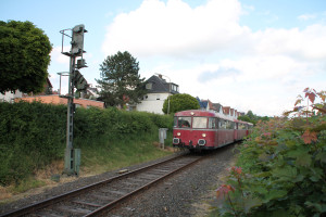 Am 25.05.2015 erreicht 996 677 mit seiner dreiteiligen Schienenbusgarnitur das Einfahrsignal von Lollar auf der Lumdatalbahn.