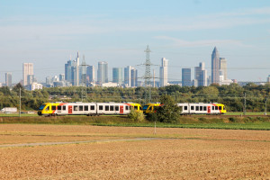 Zwei LINT der HLB zieren die Frankfurter Skyline im Feld bei Weißkirchen auf der Homburger Bahn, aufgenommen am 29.09.2016.